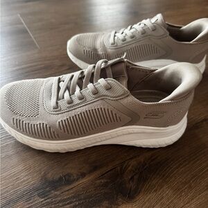 Skechers big girl size 5.5 Sneakers in Taupe and White